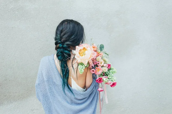 Mujer sostiene un ramo de flores de primavera — Foto de Stock