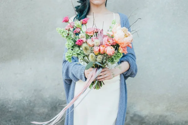 Hermosas flores en manos femeninas — Foto de Stock