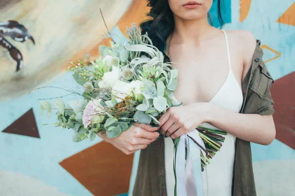 Eller güzel çiçekler