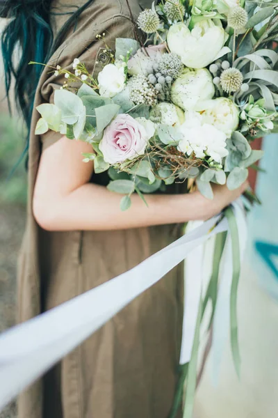 Hermosas flores en manos femeninas —  Fotos de Stock