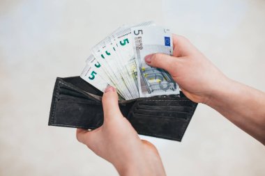 Ellerini dolar olan bir genç kadın. Beyaz arka plan üzerinde izole