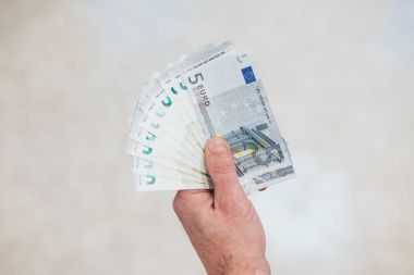 Bir adam dolar elinde tutar.