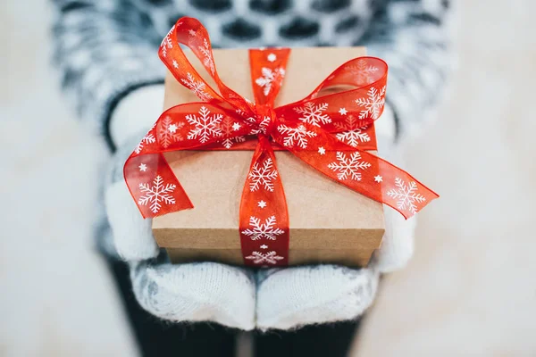 Kadınlar bir Noel kutusu sunar