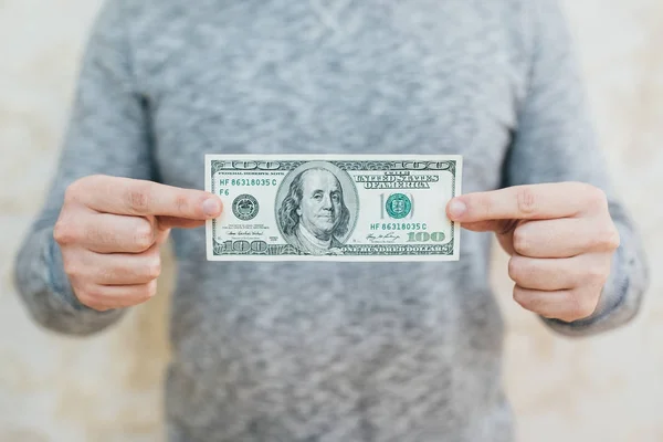 Dolar elleri olan bir adam. Beyaz arka plan üzerinde izole
