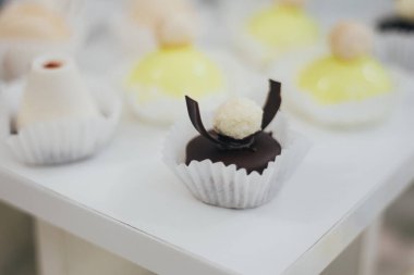 Güzel çok güzel dört yaşındaki çocuk, mum ev yapımı üzerinde üfleme onun doğum günü kutluyor, kapalı pasta. Çocuklar için doğum günü partisi