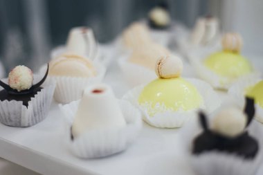 Ikram Servisi. Gıda Restoran tablo. Masanın üzerinde büyük miktar-in yiyecek. Gıda plakaları. Yemek vakti, öğle yemeği.