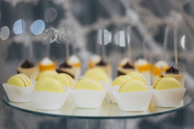 Tatlı renkli macarons dekore edilmiş masaya izole