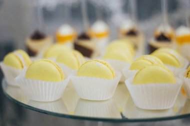 Tatlı renkli macarons dekore edilmiş masaya izole