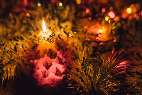 Горящая свеча и рождественское украшение. Элегантный сдержанный снимок с праздничным настроением — стоковое фото