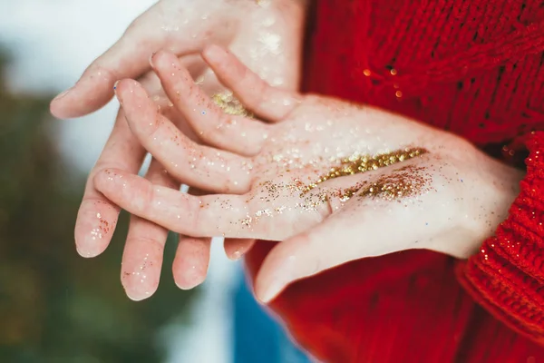 Glitter på händer — Stockfoto