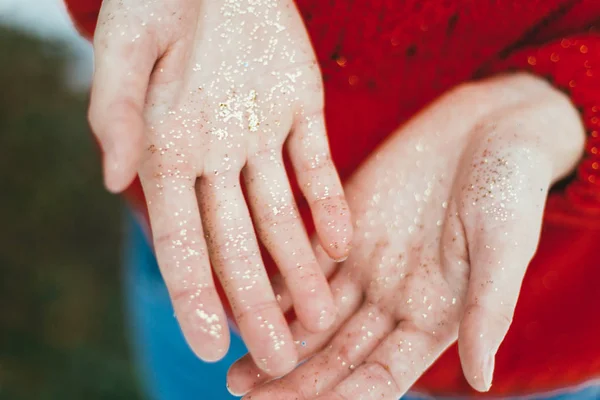 Elindeki altın glitter