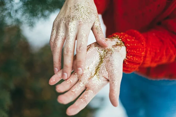 Elindeki altın glitter