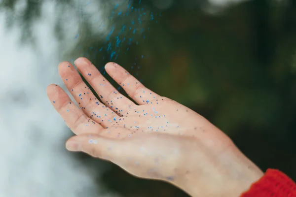 Brillo azul en las manos — Foto de Stock