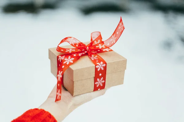 Kadınlar bir Noel kutusu sunar
