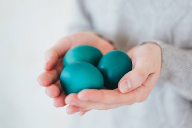 Modern boyalı Paskalya yortusu yumurta tutan el. Tonlu resim