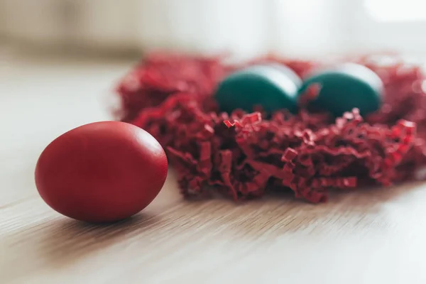 Huevos de Pascua en nido con fondo de sol —  Fotos de Stock