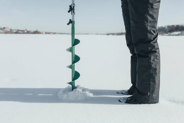 Pesca de Inverno. Furadeira para perfuração de gelo, vara de pesca para pesca de inverno e peixe no gelo do lago — Fotografia de Stock
