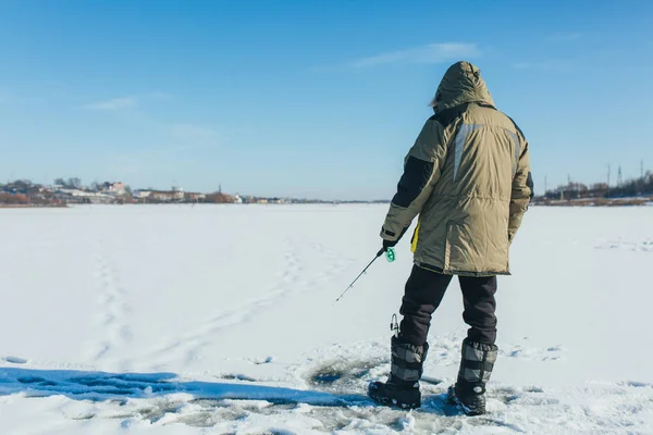 冰上钓鱼。冬季钓鱼 — 图库照片
