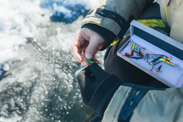 Cerrar aparejos de pesca de hielo y equipos. vacaciones de invierno y concepto de personas —  Fotos de Stock