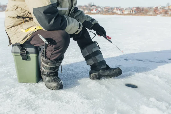 Pesca matinal gelada de inverno no rio — Fotografia de Stock