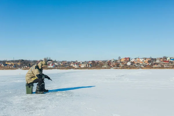 Ijs visser op winter meer — Stockfoto