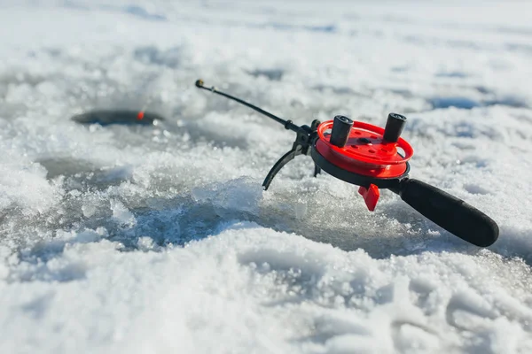 Pesca en hielo. Pesca de invierno . — Foto de Stock