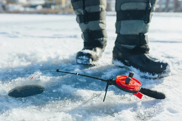 Cerrar aparejos de pesca de hielo y equipos. vacaciones de invierno y concepto de personas —  Fotos de Stock