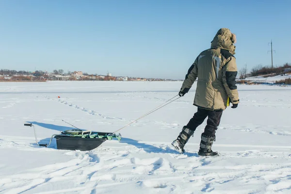 Ледяной рыбак на зимнем озере с оборудованием — стоковое фото