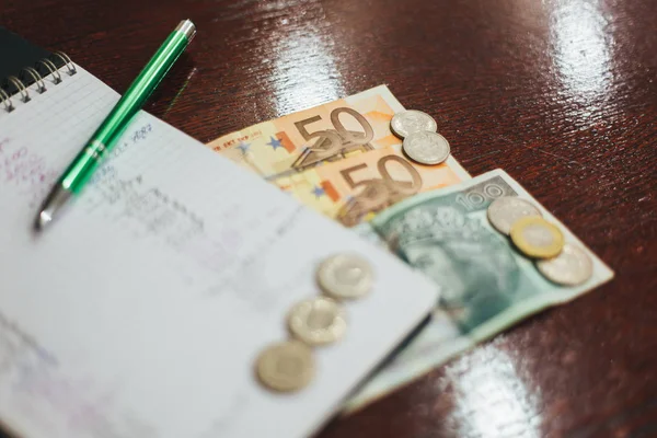 Yığın sikke para kavramı, grafik, grafik belge ve kalem hipster Office Masaüstü masa üzerinde space.selective odak kopyalama