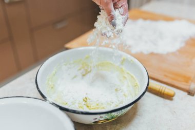 Fırında kadın eli ile para kazanıyordum.