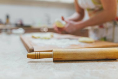 Pişirme sınıf veya reçete kavramı koyu arka plan üzerinde. Pişirme hazırlık, ahşap tahta veya tablo üzerinde üstten görünüm. Hamur veya pasta pişirme.