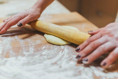 Ahşap masa arkasında kadın elleriyle para kazanmak.