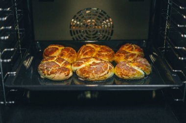 Ev yapımı kek fırında pişmiş