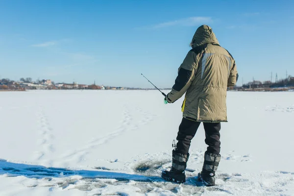Pesca matinal gelada de inverno no rio — Fotografia de Stock