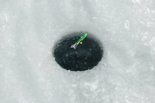 Pesca de Inverno. Furadeira para perfuração de gelo, vara de pesca para pesca de inverno e peixe no gelo do lago — Fotografia de Stock