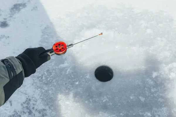 Pesca en hielo. Pesca de invierno . — Foto de Stock