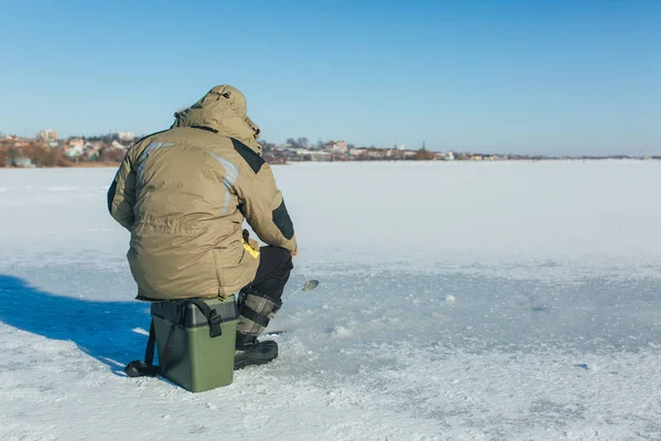 Pesca matinal gelada de inverno no rio — Fotografia de Stock