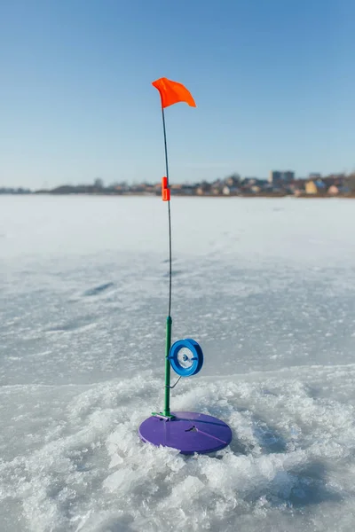 Equipamento de pesca em um inverno, rio coberto de neve . — Fotografia de Stock