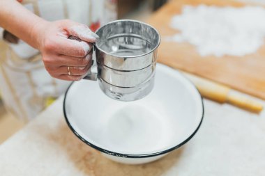 Fırında kadın eli ile para kazanıyordum.