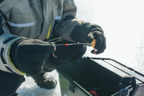 Cerrar aparejos de pesca de hielo y equipos. vacaciones de invierno y concepto de personas — Foto de Stock