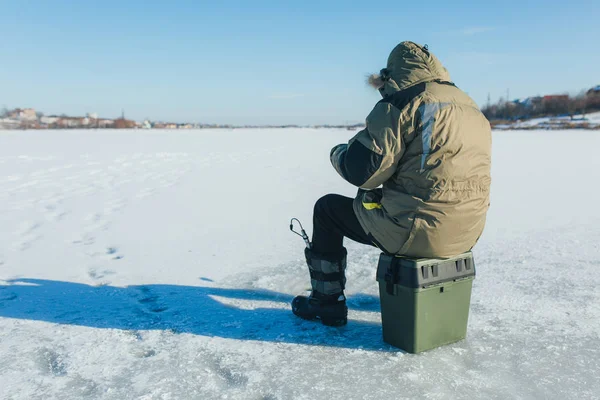 Pêche hivernale matinale givré sur la rivière — Photo