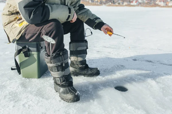 Pesca de inverno, haste de pesca fica no buraco à espera do peixe — Fotografia de Stock