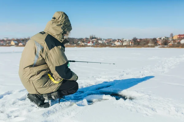 Pesca matinal gelada de inverno no rio — Fotografia de Stock