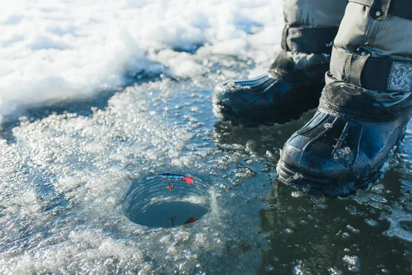 겨울 낚시, 낚시 물고기를 기다리는 구멍에 로드 스탠드 — 스톡 사진