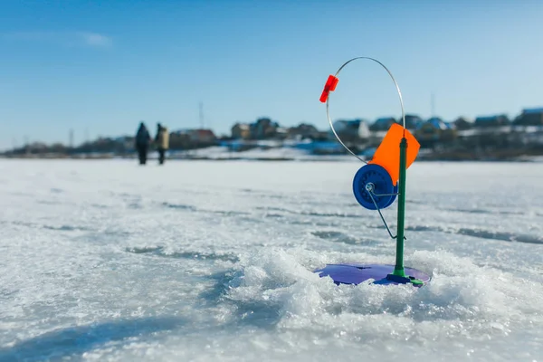 Pesca matinal gelada de inverno no rio — Fotografia de Stock