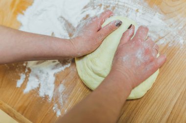 Ahşap masa arkasında kadın elleriyle para kazanmak.