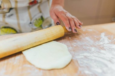 ahşap masa üzerinde hamur kabartma eller