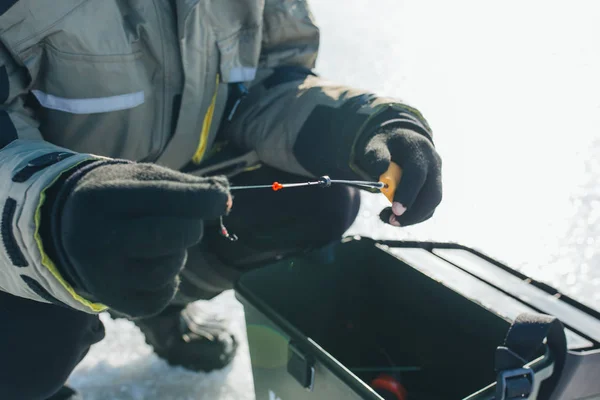 Close up gelo pesca tackles e equipamentos. férias de inverno e conceito de pessoas — Fotografia de Stock
