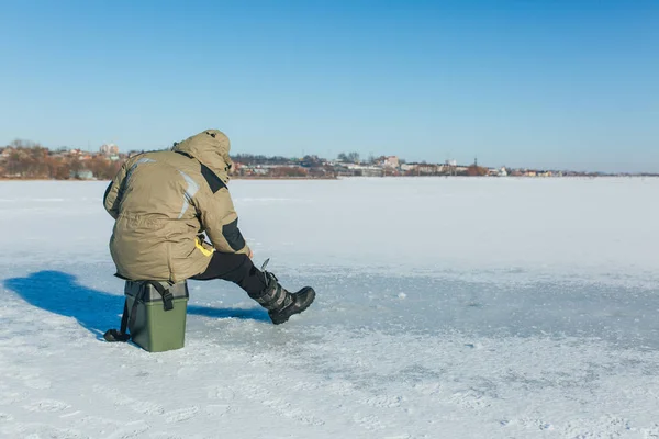 Pescador de gelo no lago de inverno — Fotografia de Stock