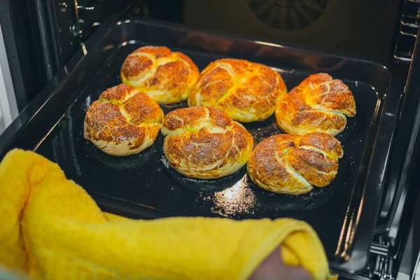 Potholder metal çerez levha fırın ekmek ile yanındaki elleriyle Baker